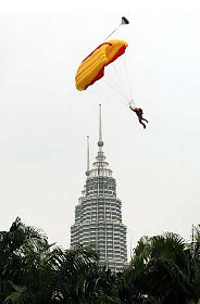 Afbeelding: B.A.S.E. vanaf Menara KL 2003
