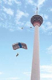 Afbeelding: B.A.S.E. vanaf Menara KL 2004