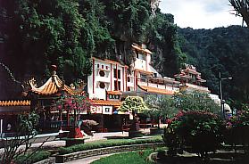 Afbeelding: De Nan Tian Tong tempel, een van de vele Chinese grot-tempels in Ipoh